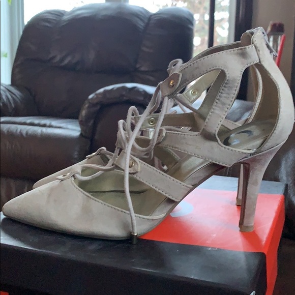 Guess Shoes - Picture 2 of 6